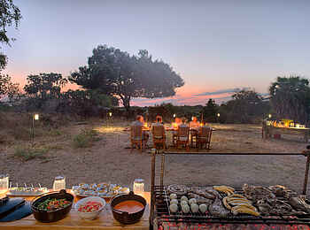 Roho ya Selous Camp: Barbecue an der Boma Roho ya Selous Camp: Barbecue an der Boma