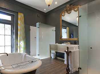 La Cle des Montagnes: Badezimmer in der Villa La Galerie La Cle des Montagnes: Badezimmer in der Villa La Galerie