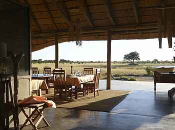 Camp Hwange: Lounge mit Blick aufs Wasserloch Camp Hwange: Lounge mit Blick aufs Wasserloch