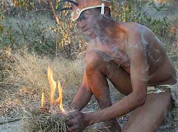 Dinaka Lodge: Die Kunst des Feuermachens Dinaka Lodge: Die Kunst des Feuermachens