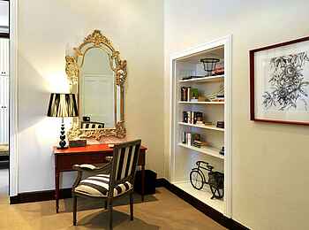 La Cle des Montagnes: Schreibtisch im Schlafzimmer der Villa Le Manoir La Cle des Montagnes: Schreibtisch im Schlafzimmer der Villa Le Manoir