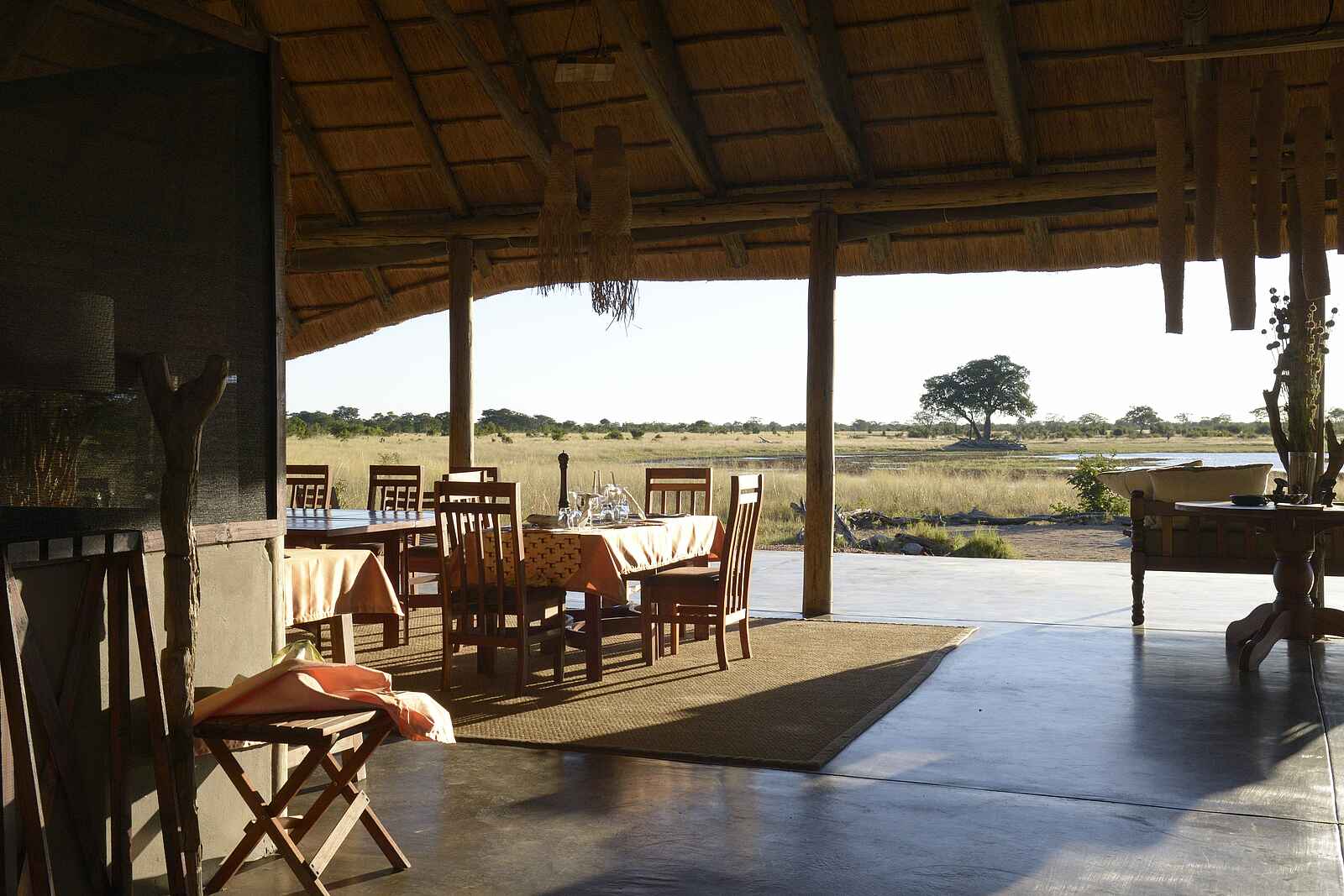 Camp Hwange: Lounge mit Blick aufs Wasserloch Camp Hwange: Lounge mit Blick aufs Wasserloch